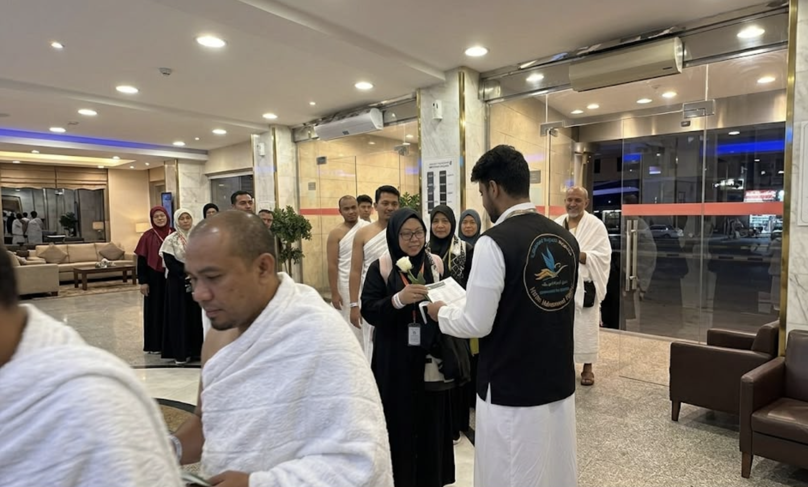Perdana Pasca Haji, Jamaah Rahmah Travel Disambut Tim Hijazy di Tanah Suci